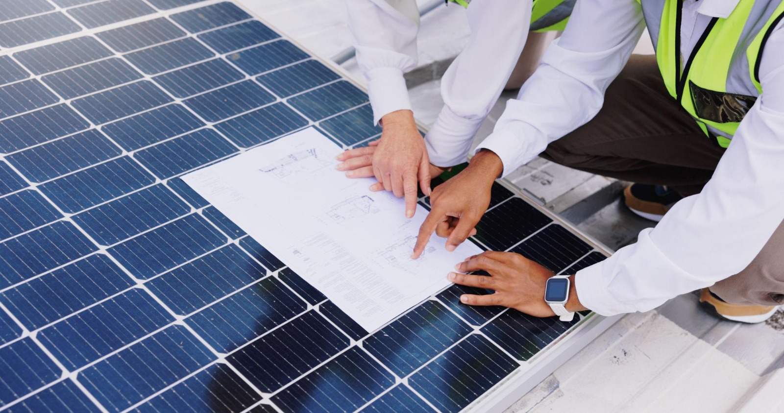 Profissional em uma instalação de painéis solares